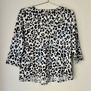 Chico's Cotton Slub V Neck Cheetah 
Leopard Print 3/4 Sleeve Basic Knit Top Tee